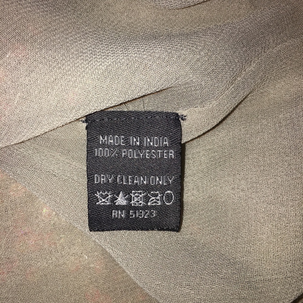 Beautiful Vince Camuto sequined top - Picture 4 of 5